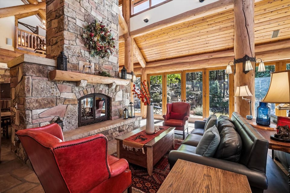 Rubywood, Luxury Breckenridge Lodge with Hot Tub and Theater, Close to Shuttle, Big Views House in Breckenridge