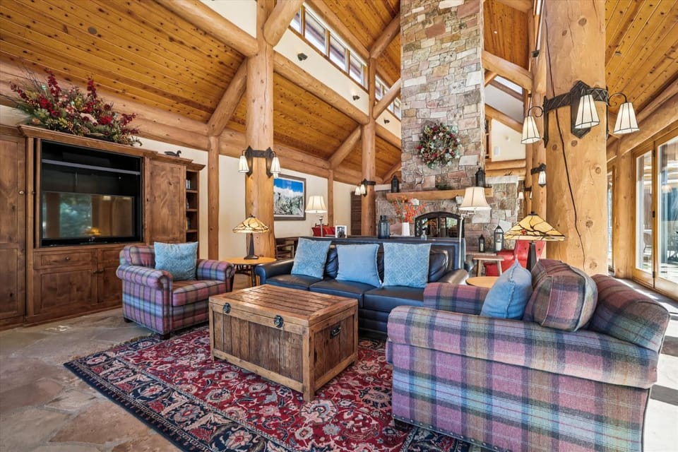 Rubywood, Luxury Breckenridge Lodge with Hot Tub and Theater, Close to Shuttle, Big Views House in Breckenridge