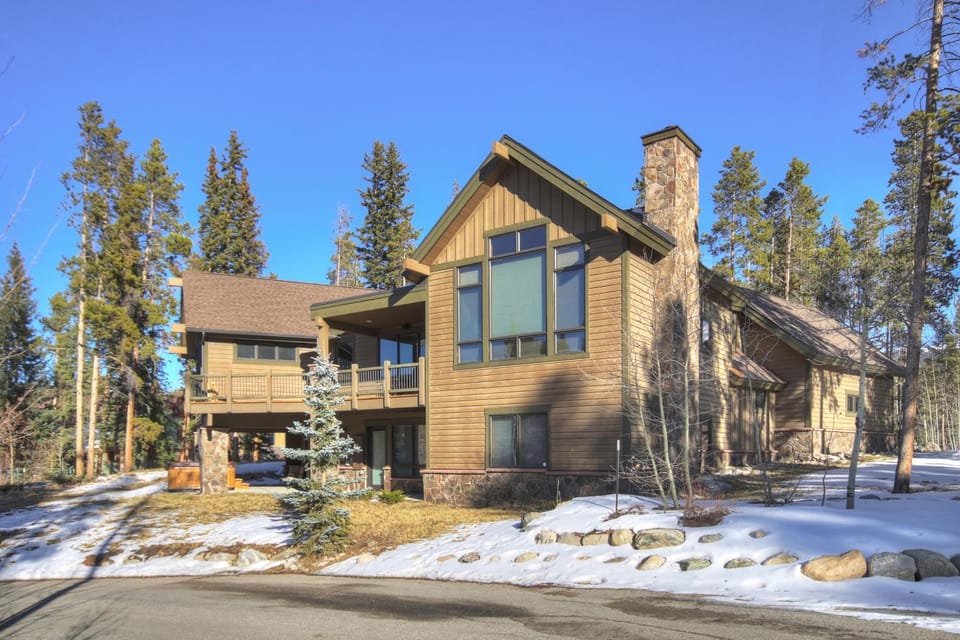 Riverwood Retreat, Breck Home with Private Hot Tub, Fireplace, close to Shuttle Stop House in Breckenridge
