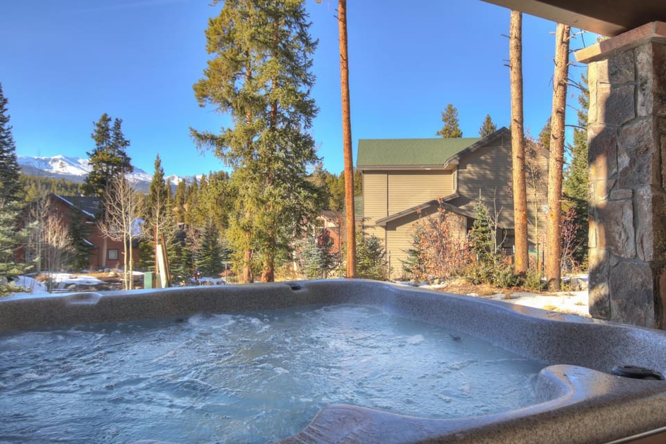 Riverwood Retreat, Breck Home with Private Hot Tub, Fireplace, close to Shuttle Stop House in Breckenridge