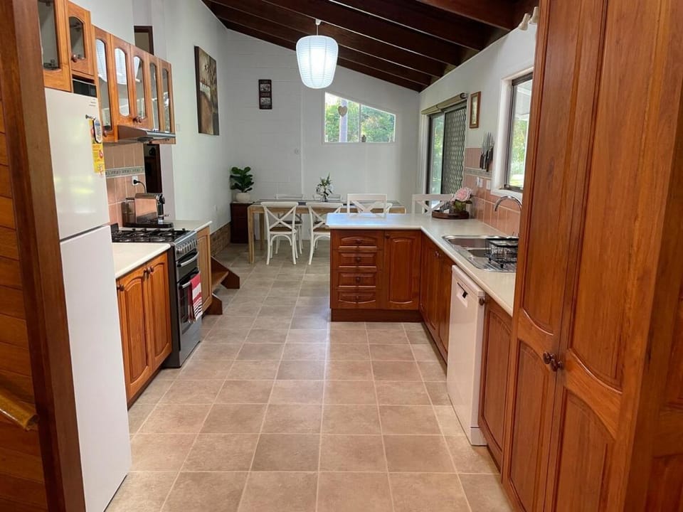 Kitchen or kitchenette, Dining area, dishwasher, stove