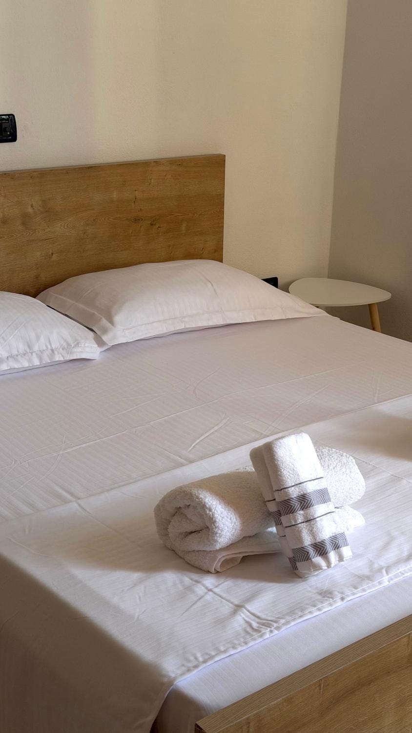 Bed, towels