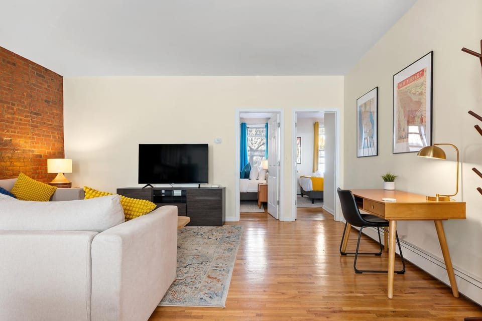 2 BR Jersey City Historic Brownstone 10 Min to NYC House in Jersey City