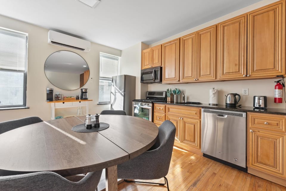 2 BR Jersey City Historic Brownstone 10 Min to NYC House in Jersey City