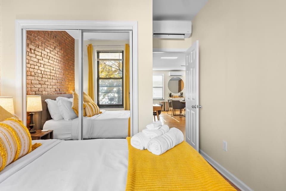 2 BR Jersey City Historic Brownstone 10 Min to NYC House in Jersey City