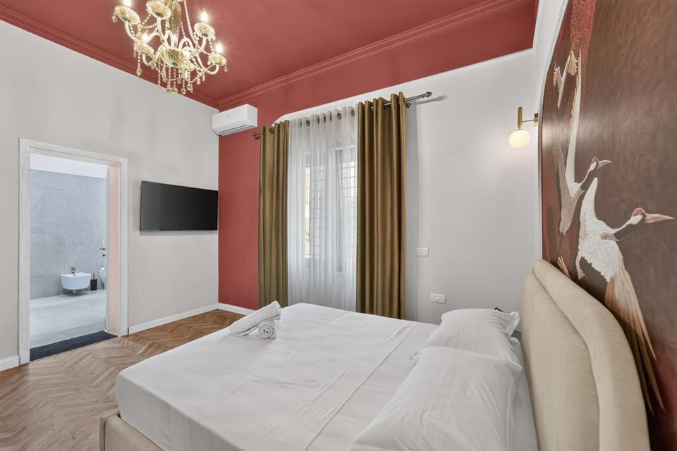 Bed, TV and multimedia, Photo of the whole room, Bedroom, towels