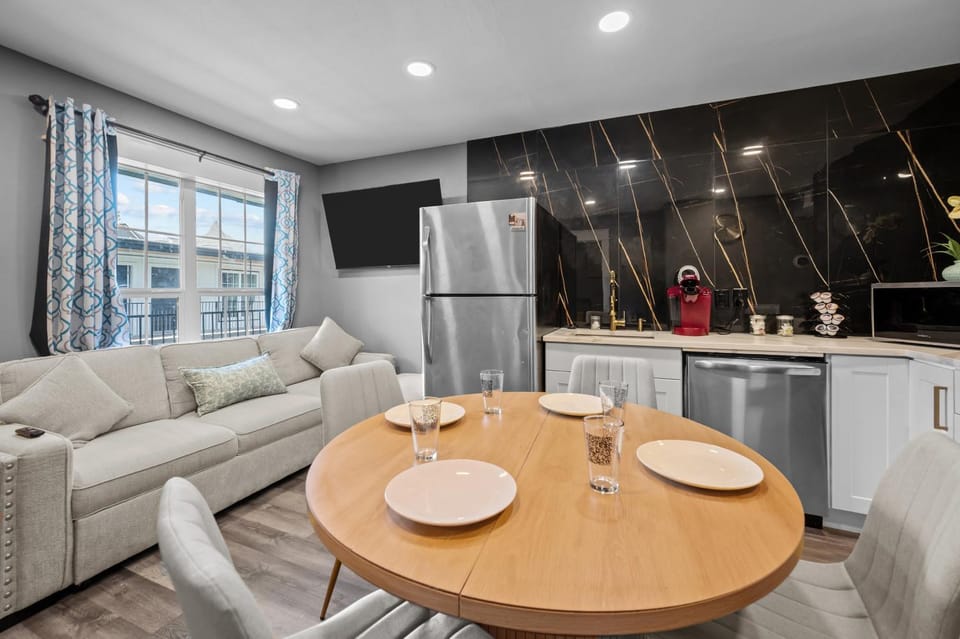 Pool Warm Heights 2BR Getaway with Free Park Apartment in Houston