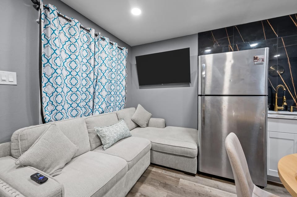 Pool Warm Heights 2BR Getaway with Free Park Apartment in Houston
