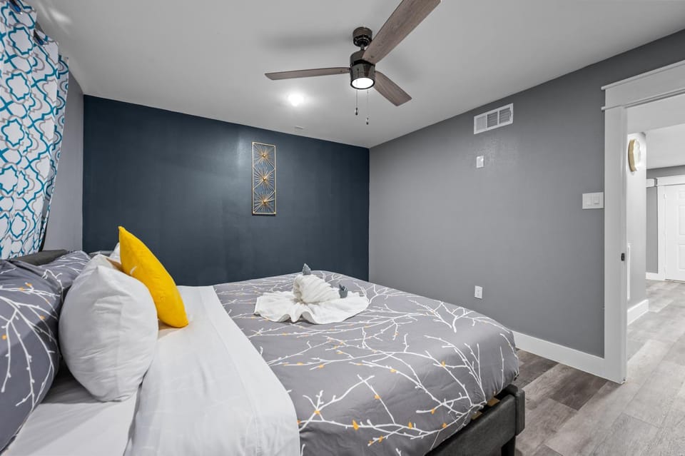 Pool Warm Heights 2BR Getaway with Free Park Apartment in Houston