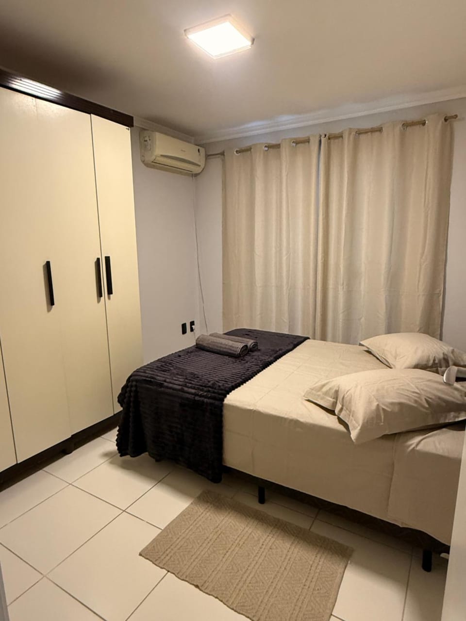 Bed, Photo of the whole room, wardrobe, air conditioner