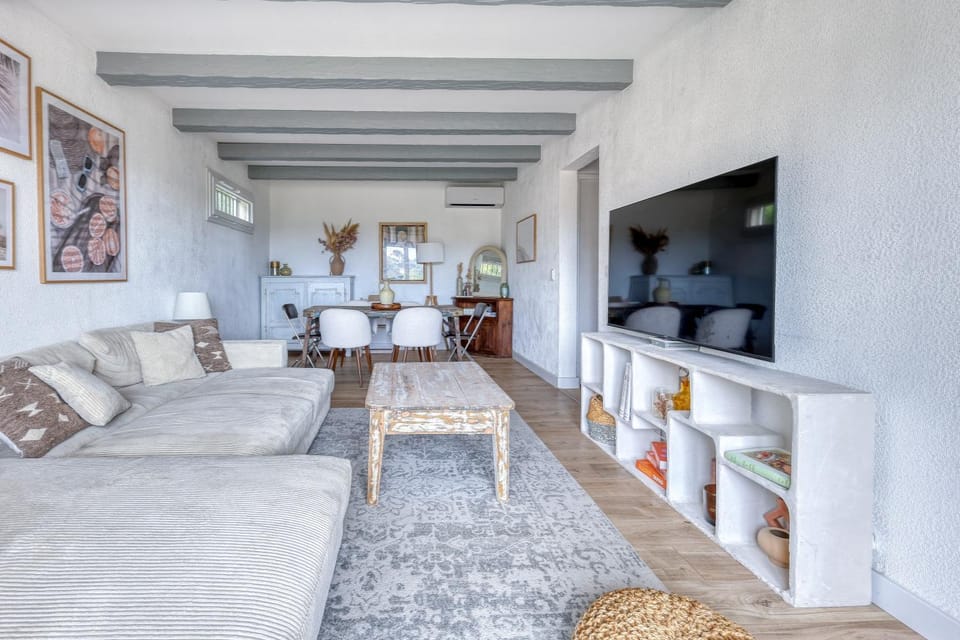 Communal lounge/ TV room, Living room, Seating area