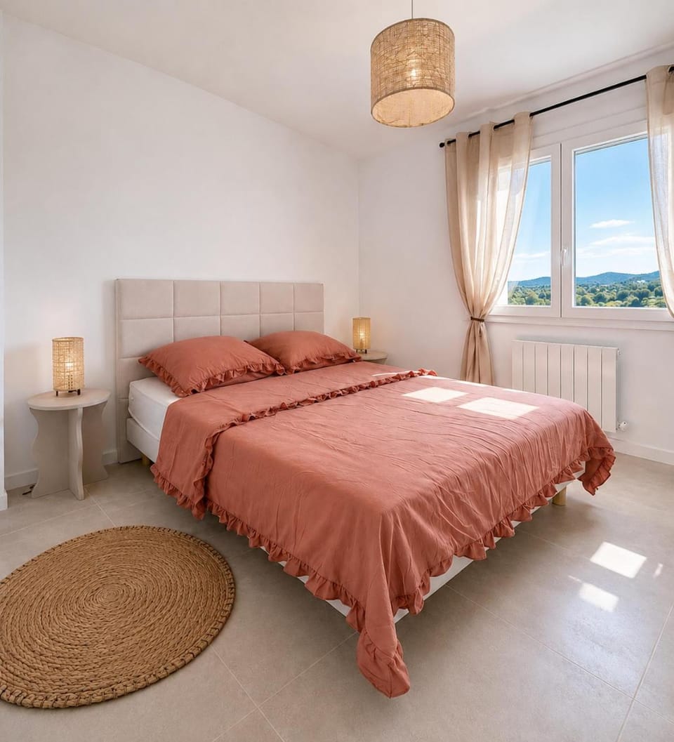 Bed, Photo of the whole room, Bedroom