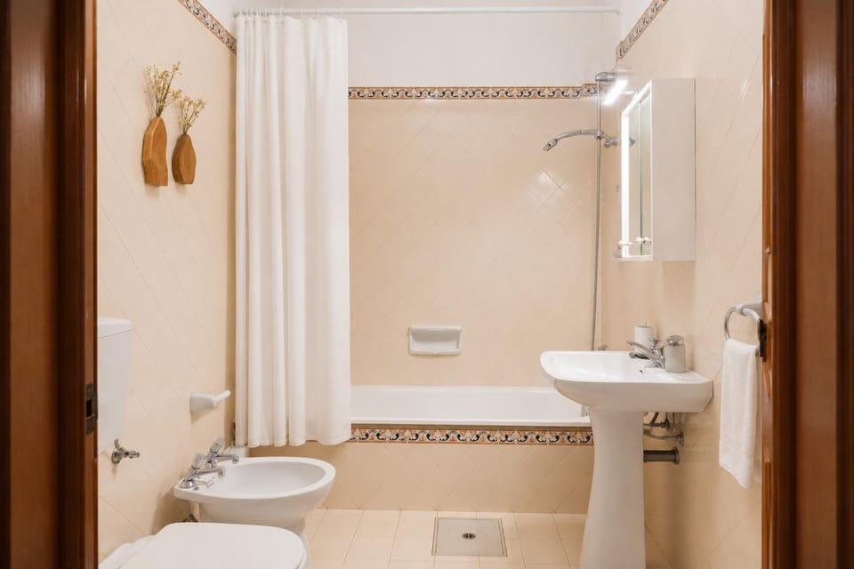 Shower, Toilet, Bathroom, Bath, bidet, towels