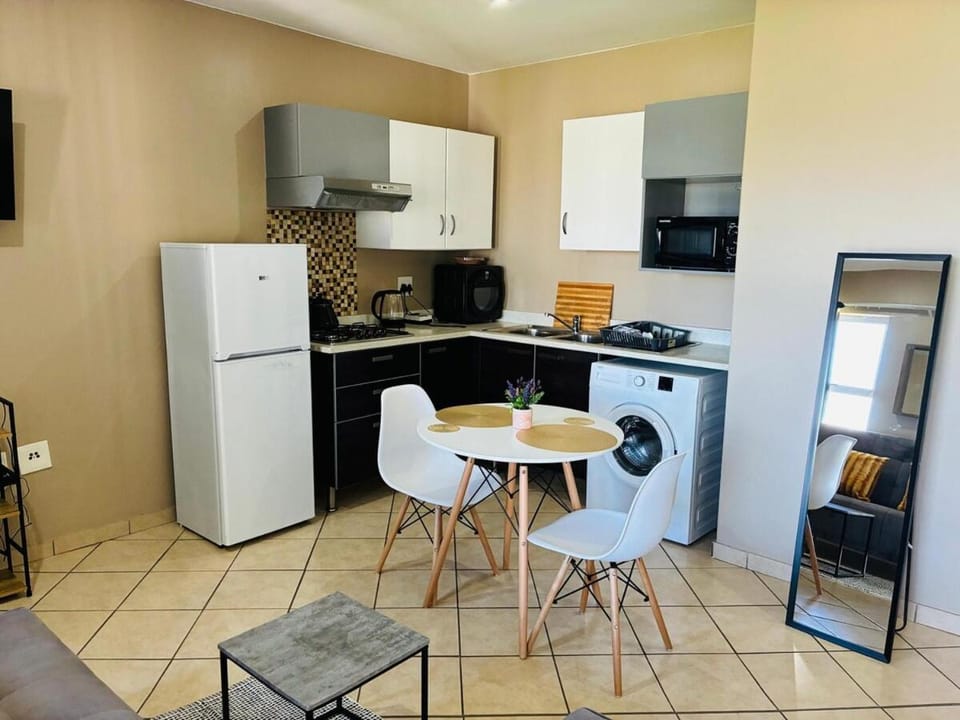 Lake Sunset Views, A Bet You'll Never Regret! Apartment in Pretoria