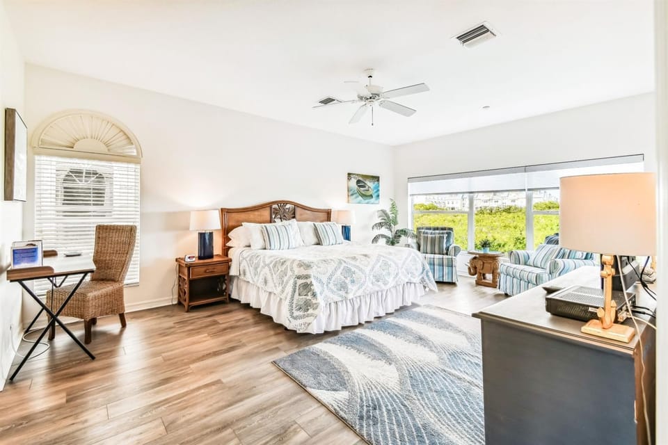 Intracoastal Condo 3 min wlk to Beach & Dogs Ok! Apartment in Indian Shores