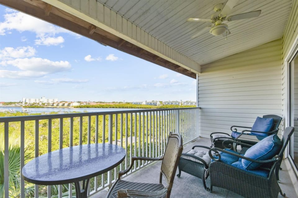 Intracoastal Views Condo 3 min walk to beach! Apartment in Indian Shores