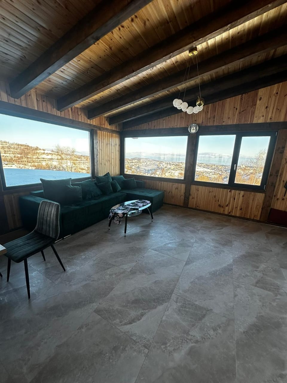 Panoramic Hill Jina Villa in Romania