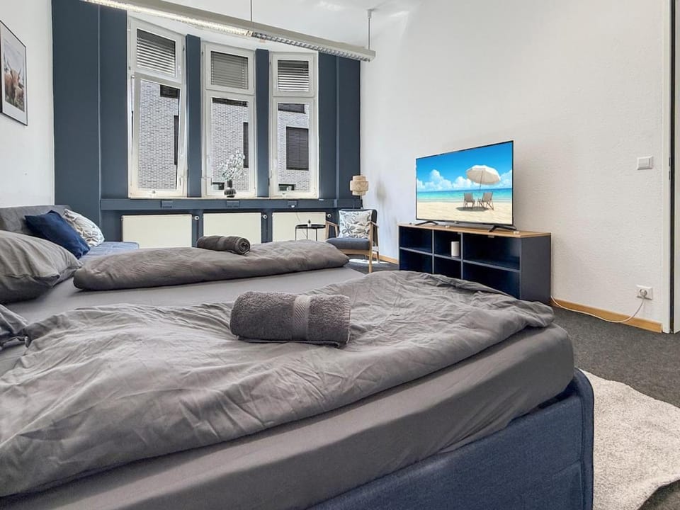Bed, TV and multimedia, Bedroom