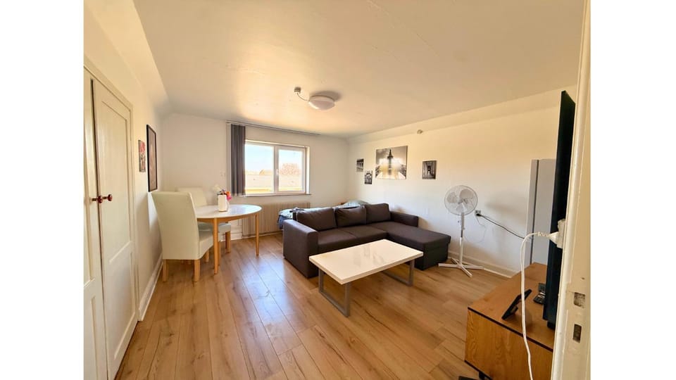 Bed, TV and multimedia, Living room, Seating area, Dining area, Bedroom, wardrobe