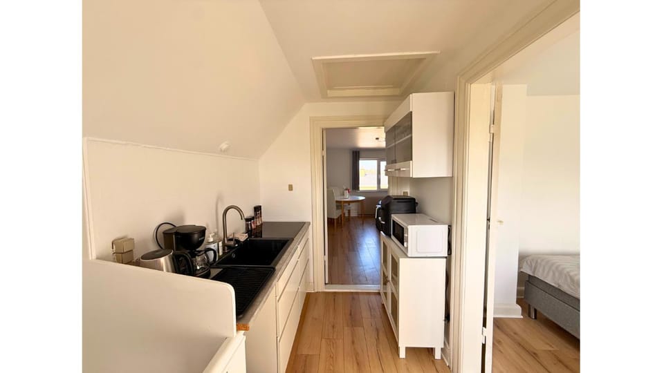 Coffee/tea facilities, Kitchen or kitchenette, stove, toaster