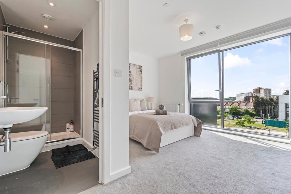 Bed, Bathroom, Photo of the whole room, Bedroom
