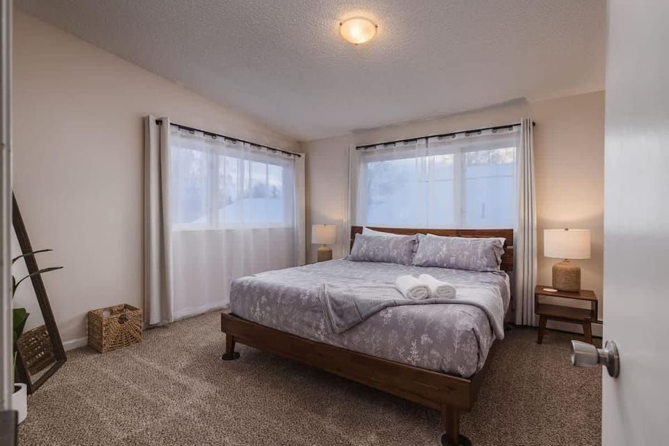 Cozy South Addition Downtown Getaway - King Beds Apartment in Anchorage