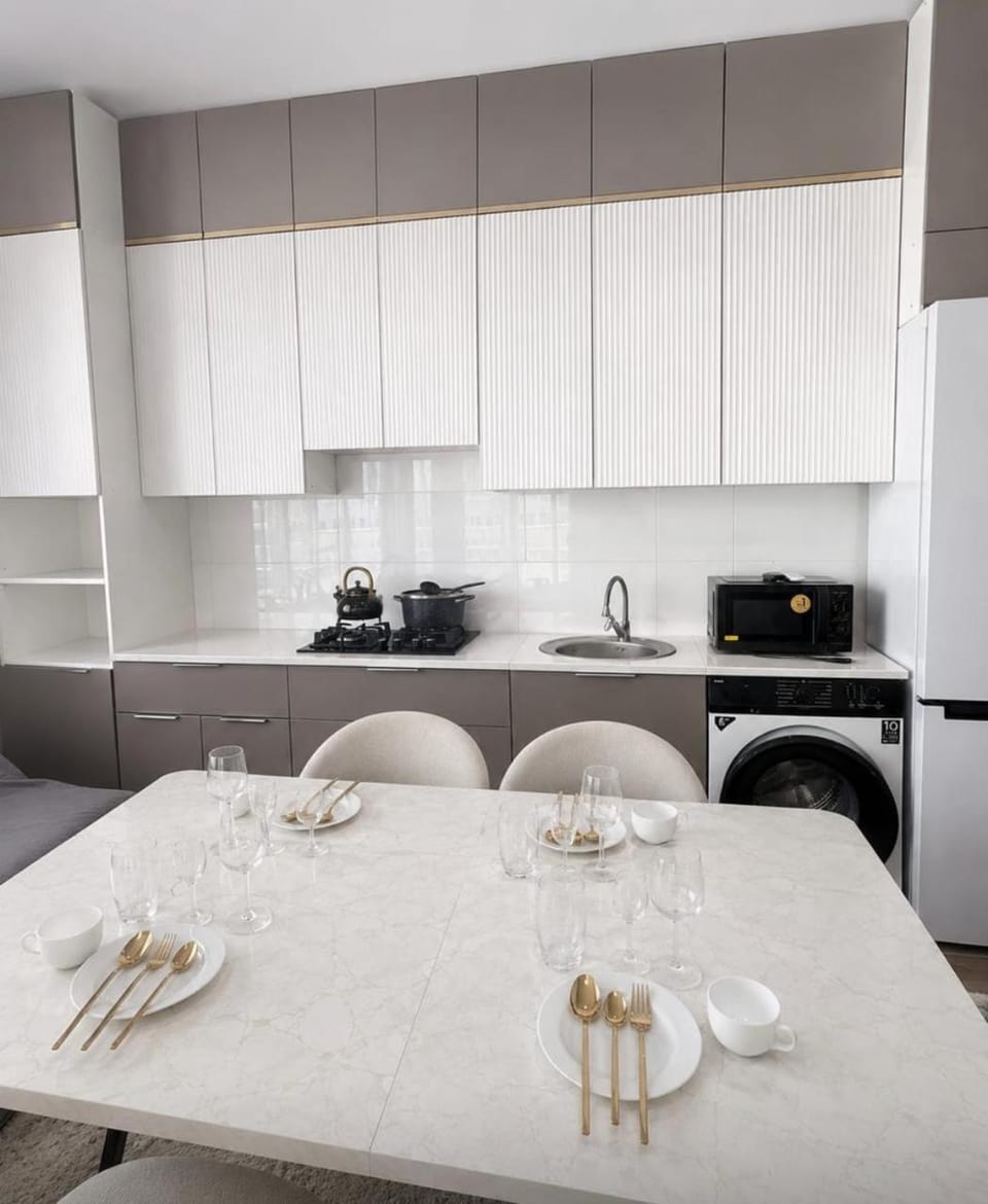 Coffee/tea facilities, Kitchen or kitchenette, Dining area, stove