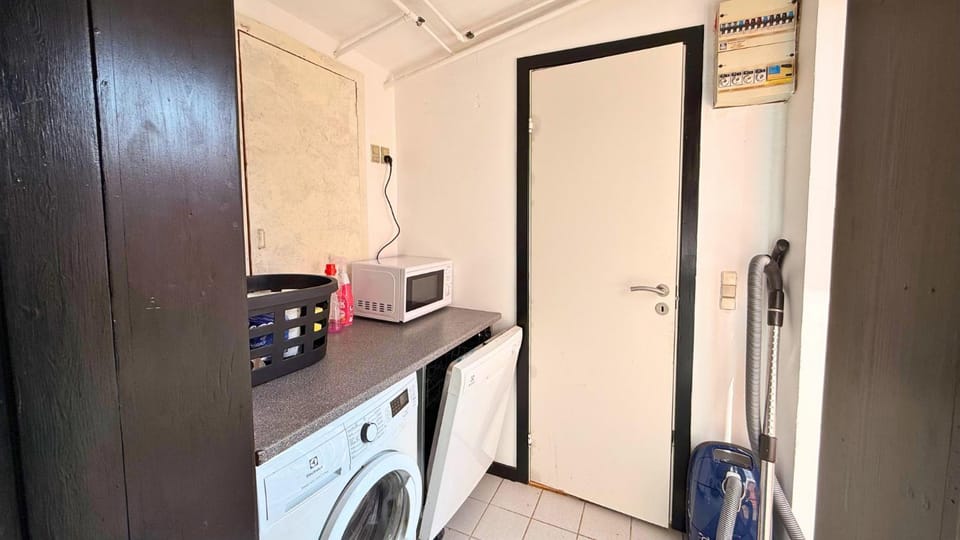 Kitchen or kitchenette, dishwasher, washing machine
