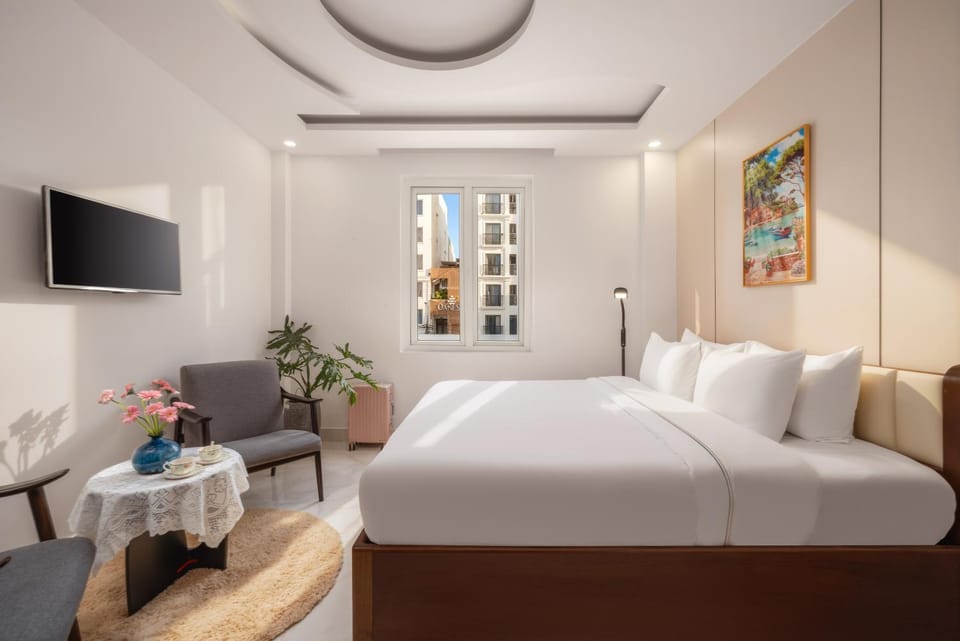 Bed, TV and multimedia, Photo of the whole room, Seating area, Bedroom