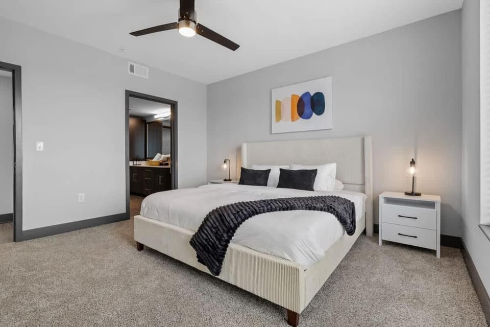 Luxe 2BR w City Views Near Broadway & Music Row House in Nashville