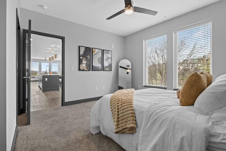 Luxe 2BR w City Views Near Broadway & Music Row House in Nashville
