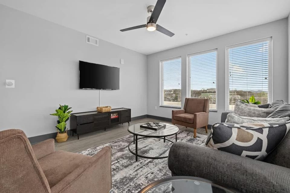 Luxe 2BR w City Views Near Broadway & Music Row House in Nashville