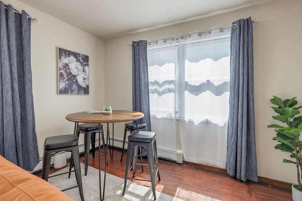 Historical Art Deco Central Downtown - Sleeps 4 Apartment in Anchorage