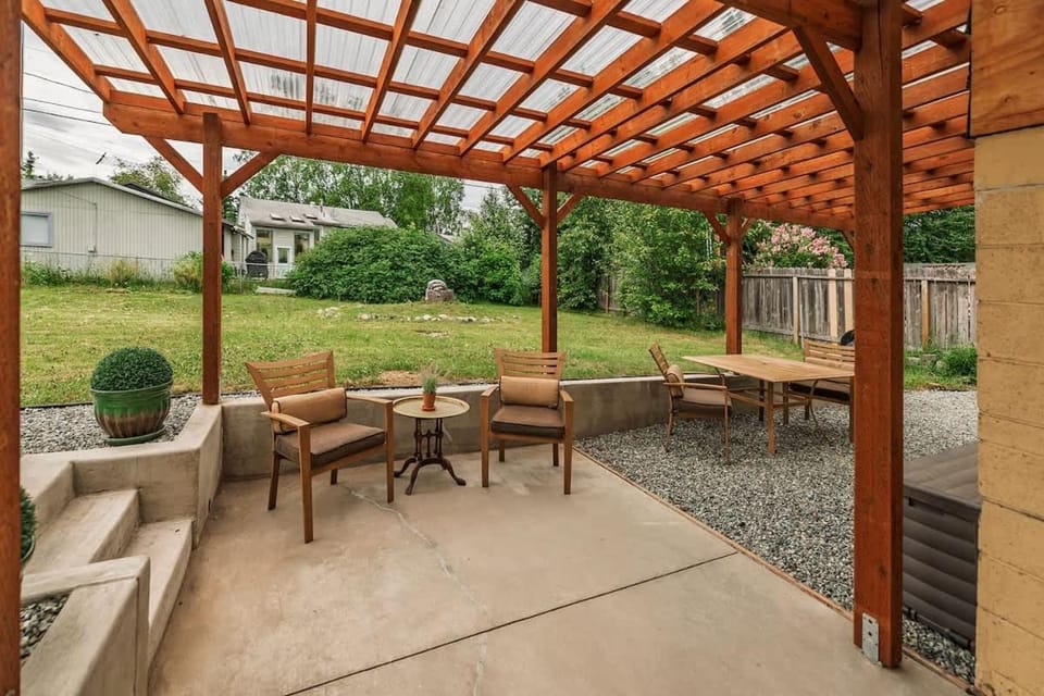 2 Mins from Airport 1 BDR with Large Backyard House in Spenard