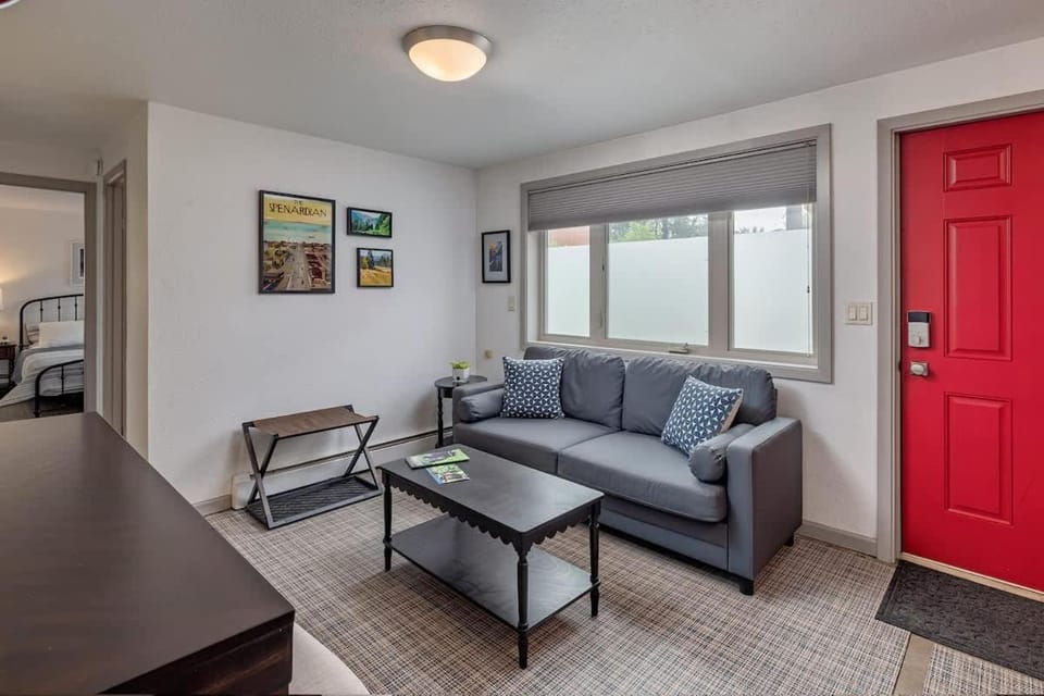 2 Mins from Airport 1 BDR with Large Backyard House in Spenard