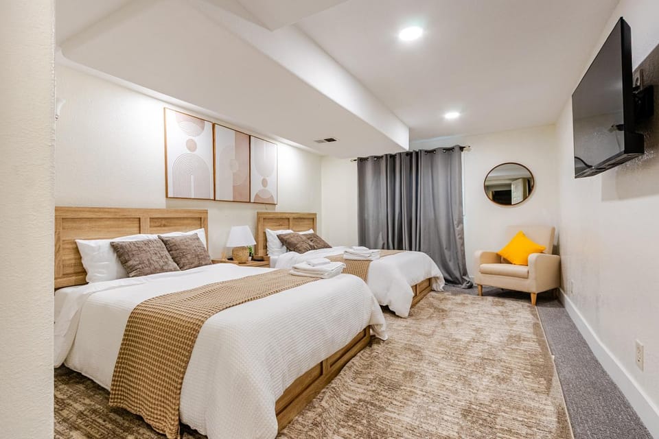 Bed, TV and multimedia, Photo of the whole room, Bedroom
