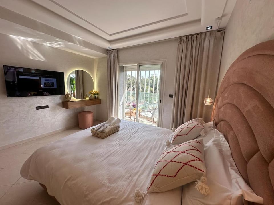 Bed, TV and multimedia, Bedroom, towels