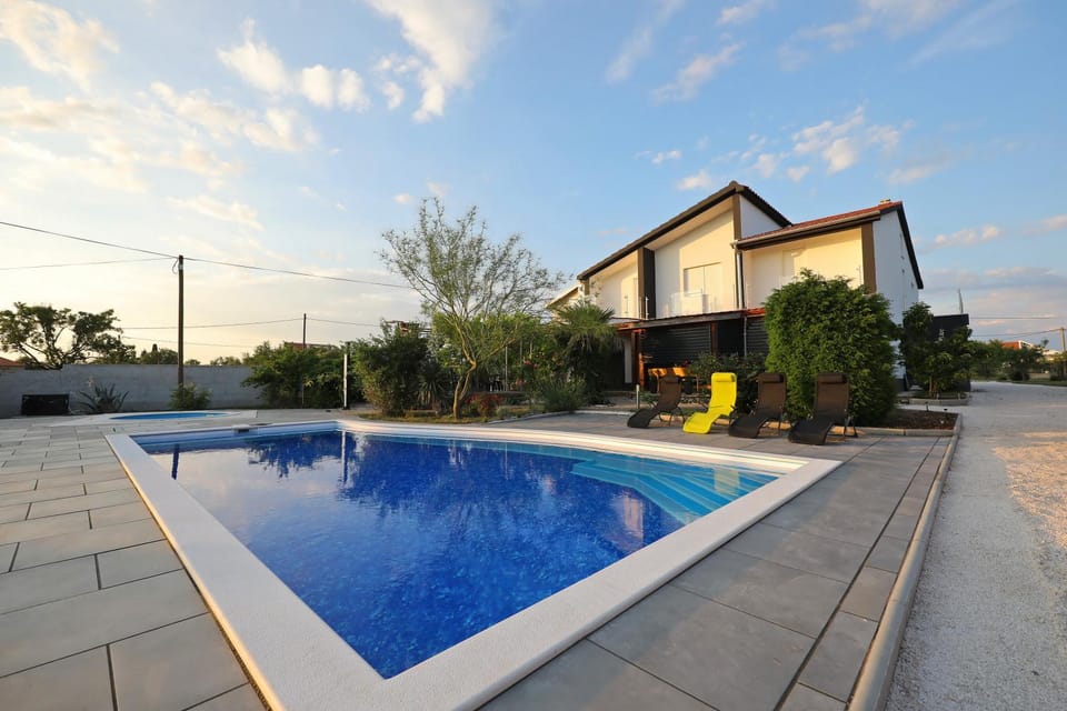 Property building, Patio, Spring, Off site, Day, Winter, Summer, Garden, Snorkeling, Decorative detail, Diving, Autumn, Garden view, Swimming pool, Sunset