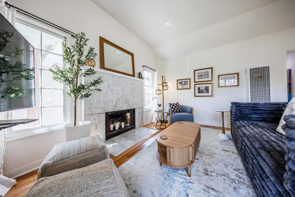 Designer 2-Bedroom Home in Culver City - 20 Mins to LAX Airport Apartment in Culver City