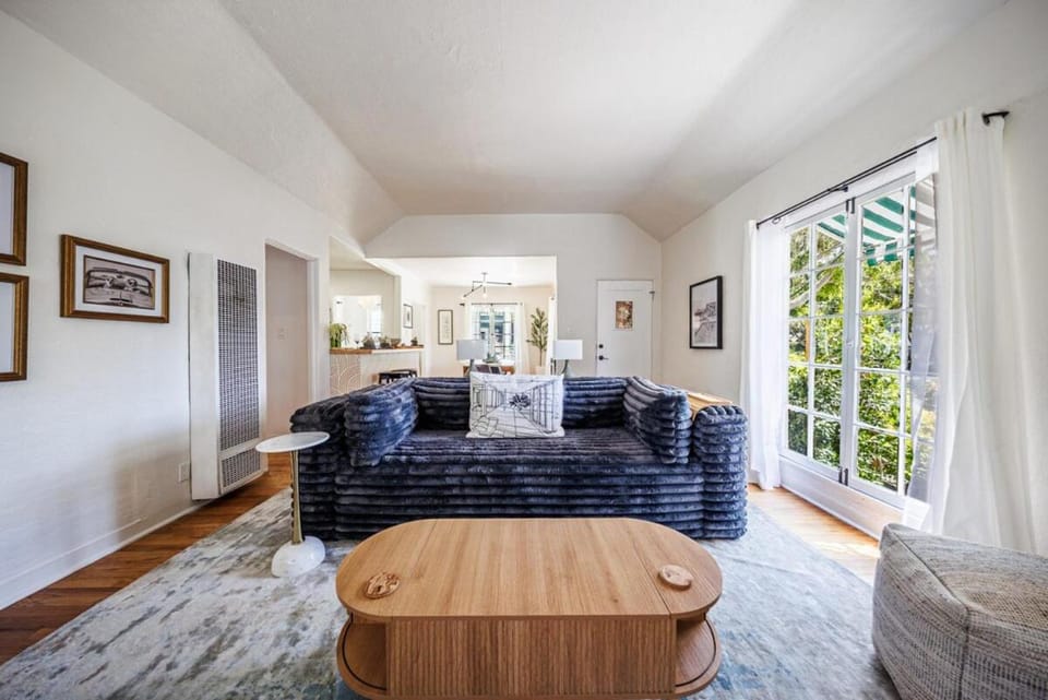 Designer 2-Bedroom Home in Culver City - 20 Mins to LAX Airport Apartment in Culver City