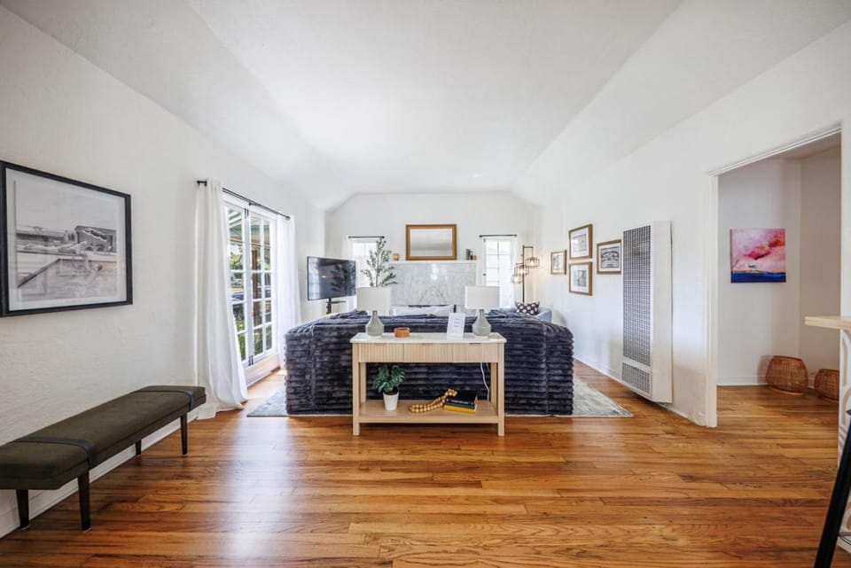 Designer 2-Bedroom Home in Culver City - 20 Mins to LAX Airport Apartment in Culver City