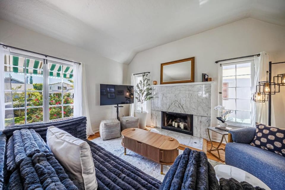 Designer 2-Bedroom Home in Culver City - 20 Mins to LAX Airport Apartment in Culver City