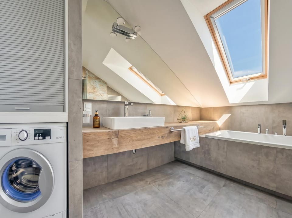 Bathroom, Bath, towels, washing machine, dryer