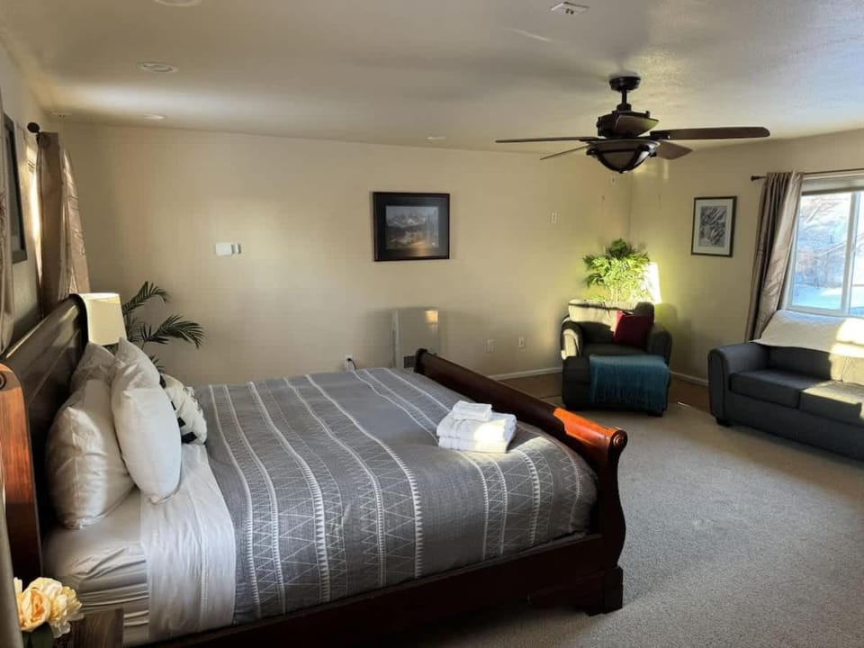 Cheerful 4 bedroom home with HOT TUB close to Airport House in Anchorage