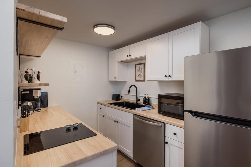 Modern Downtown Studio - King Bed - Inlet Views Apartment in Anchorage