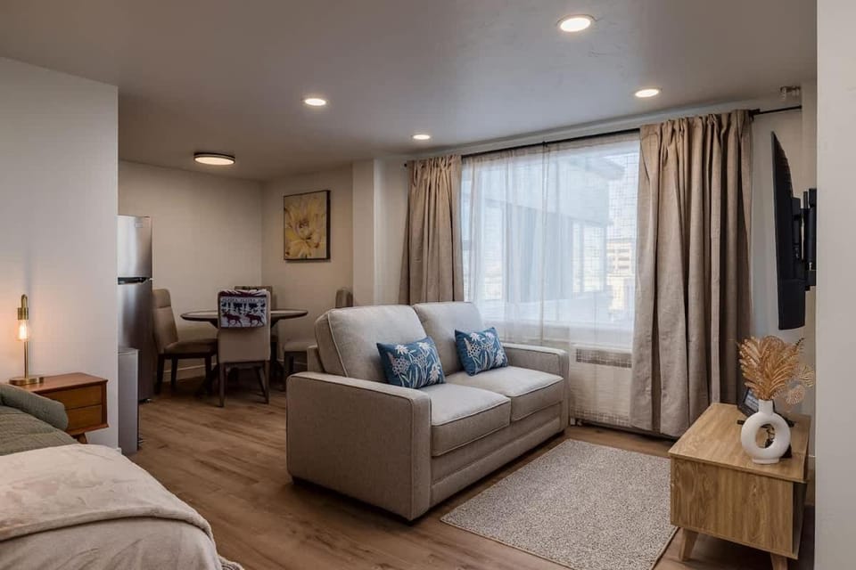 Modern Downtown Studio - King Bed - Inlet Views Apartment in Anchorage