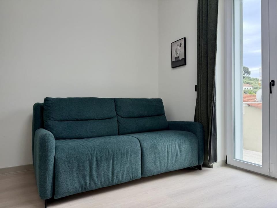 HOST4U - Dimora degli Ulivi, New Apartment with one Bedroom, Terrace and Parking, 10 minutes to the beach Apartment in Imperia
