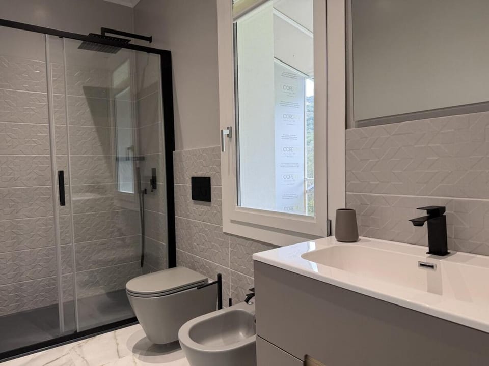 HOST4U - Dimora degli Ulivi, New House with Two Bedrooms, Terrace and Parking, 10 minutes to the beaCh Apartment in Imperia