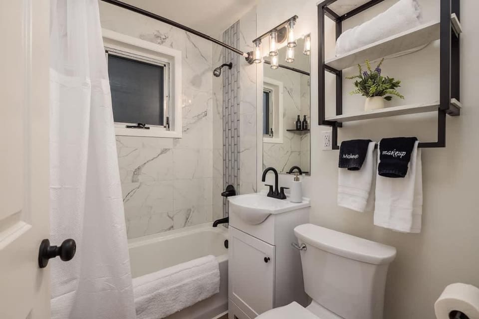 Downtown Nordic Studio - King Bed - Walkable Apartment in Anchorage