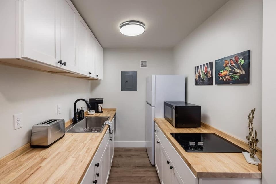 Downtown Nordic Studio - King Bed - Walkable Apartment in Anchorage